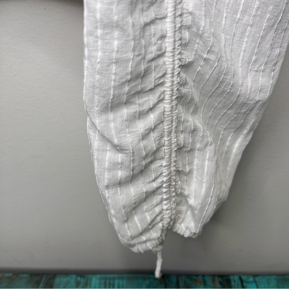 ASTR White Vneck Cropped Pinstipe Blouse Size Large - Picture 5 of 9